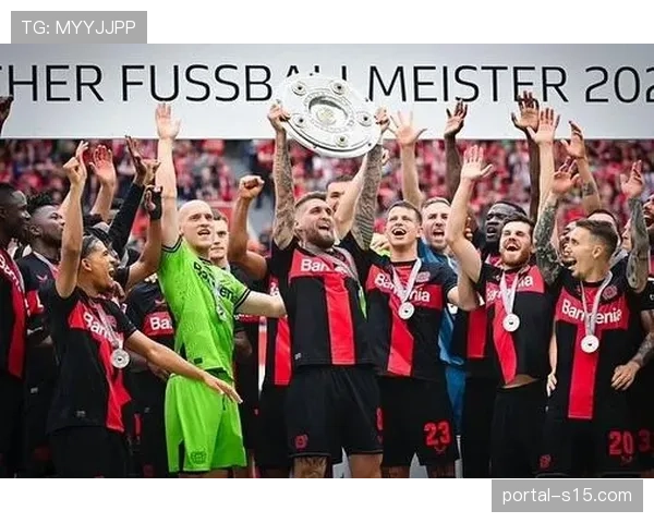 勒沃库森球迷不离不弃，惨败后仍高歌助威